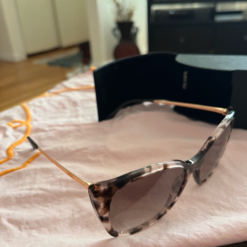 Stylish Tortoise Shell Sunglasses